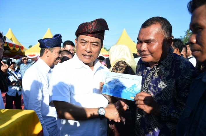 Kepala Staf Kepresidenan Moeldoko Bagi-bagi 689 Polis ke Nelayan Bengkalis